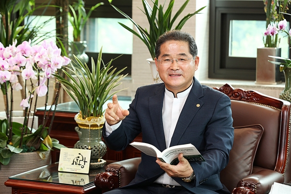 김동연 목사는 “‘일터 교회 영역 주권’은 교회를 건물에서 삶의 현장으로 확장하려는 신학적, 목회적 전환”이라며 “즉, 교회가 세상으로 흩어질 때 ‘비로소 교회다’라는 신앙적 고백을 할 수 있을 것”이라고 말했다. 김동연 목사는 “‘일터 교회 영역 주권’은 교회를 건물에서 삶의 현장으로 확장하려는 신학적, 목회적 전환”이라며 “즉, 교회가 세상으로 흩어질 때 ‘비로소 교회다’라는 신앙적 고백을 할 수 있을 것”이라고 말했다.