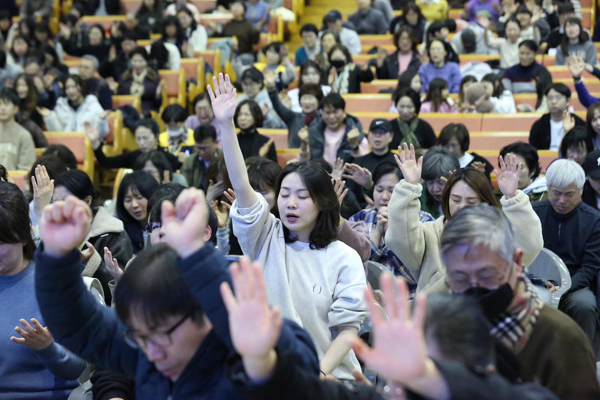 “다음 세대와 가정 지키기 위해, 차별금지법만은 통과되지 않도록” ▲성도들이 기도하고 있다. ⓒ거룩한방파제