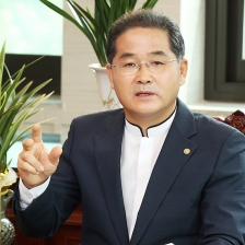 김원종 회장 ‘멀티 수첩’ 개발... 한국교회와 지역 단체의 상생 이끈다 김동연 목사는 “영역 주권에 따르면 기업과 직장은 교회의 하위 기관이 아니라, 하나님 통치 아래 있는 고유한 ‘신앙의 영역’이라고 말한다”며 “이 균형이 회복될 때 교회는 사회적 신뢰를 회복하고, 기업은 윤리적 깊이를 얻으며 도덕적 해이가 없어지고, 성도는 분열된 삶에서 통합된 삶으로 나아갈 수 있다”고 강조했다.