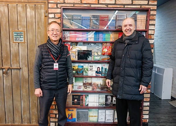 글쓴이 에릭 폴리 목사(오른쪽)와 감수자 리진만 선교사(왼쪽) 글쓴이 에릭 폴리 목사(오른쪽)와 감수자 리진만 선교사(왼쪽)