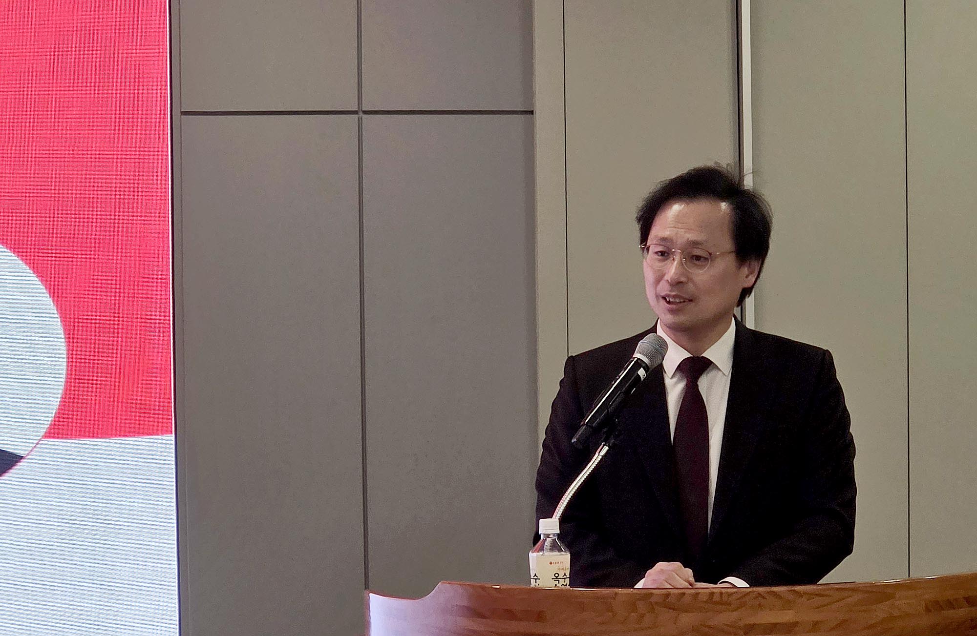 “설교 준비의 기쁨, ‘똑똑한 부목사’ AI에 빼앗겨서야…” ▲김희석 교수가 초반 강의하고 있다. ⓒ이대웅 기자