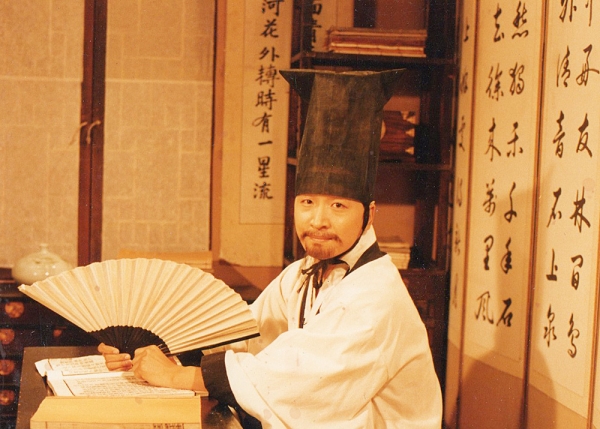 이요한 감독이 청년 시절 MBC ‘뽀뽀뽀’에서 서당 훈장역을 맡은 당시 모습 이요한 감독이 청년 시절 MBC ‘뽀뽀뽀’에서 서당 훈장역을 맡은 당시 모습