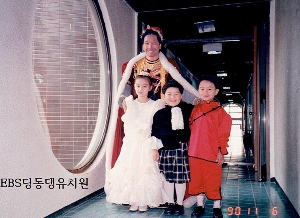 이요한 감독이 EBS ‘딩동댕 유치원’ 진행자 깨돌이 아저씨로 출연한 당시 모습 이요한 감독이 EBS ‘딩동댕 유치원’ 진행자 깨돌이 아저씨로 출연한 당시 모습