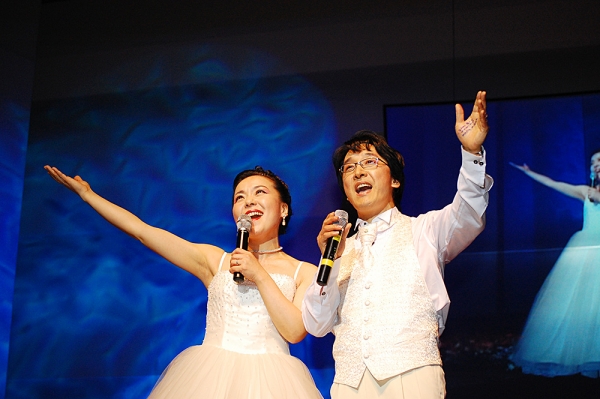 웨딩콘서트에서 노래하는 이요한·양재희 부부. 결혼식 축의금은 전액 기아대책본부에 기부했다. 웨딩콘서트에서 노래하는 이요한·양재희 부부. 결혼식 축의금은 전액 기아대책본부에 기부했다.