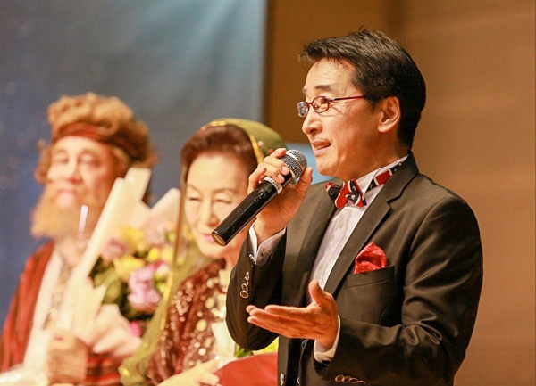 이요한 감독이 제작한 성경 인물을 다룬 연극 ‘야곱’(2022)에서 인사하고 있다. 이요한 감독이 제작한 성경 인물을 다룬 연극 ‘야곱’(2022)에서 인사하고 있다.