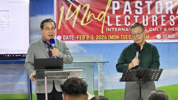 서영국 목사가 과거 필리핀 코헨신학교에서 이단 대처 강의를 하는 모습 서영국 목사가 과거 필리핀 코헨신학교에서 이단 대처 강의를 하는 모습