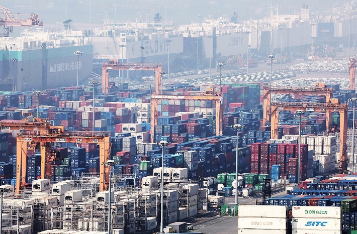 ‘역대 최대’ 반도체 실적에… 이달 20일까지 수출 533억달러, 50.4%↑