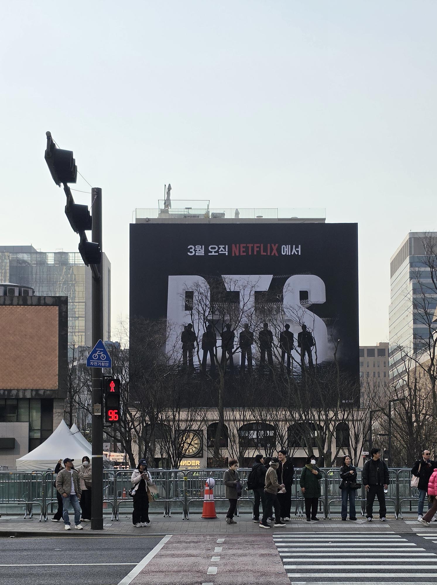 광화문 BTS 공연과 보랏빛 물결, 그 너머 영적 갈망을 읽다 ▲광화문 광장 인근에 공연을 알리는 모습. ⓒ크투 DB