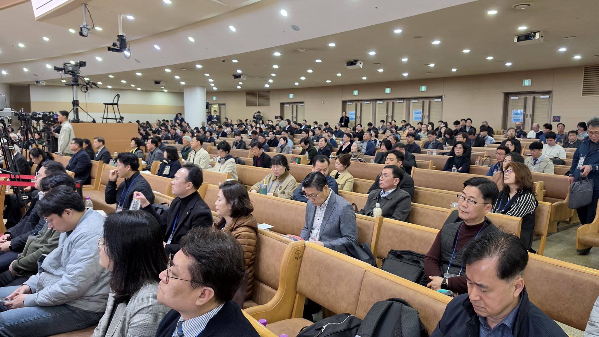 “전도는 설득보단 ‘찾는 것’… 물티슈·붕어빵 전도, 요즘도 가능” ▲강의를 듣고 있는 목회자들. ⓒ이대웅 기자