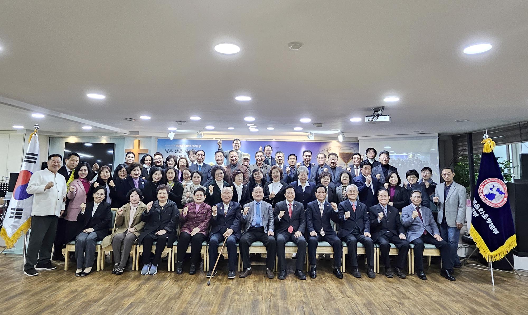 “부천, 2027 8천만 민족복음화대성회 위해 뜨겁게 전진” ▲기념촬영 모습. ⓒ운동본부
