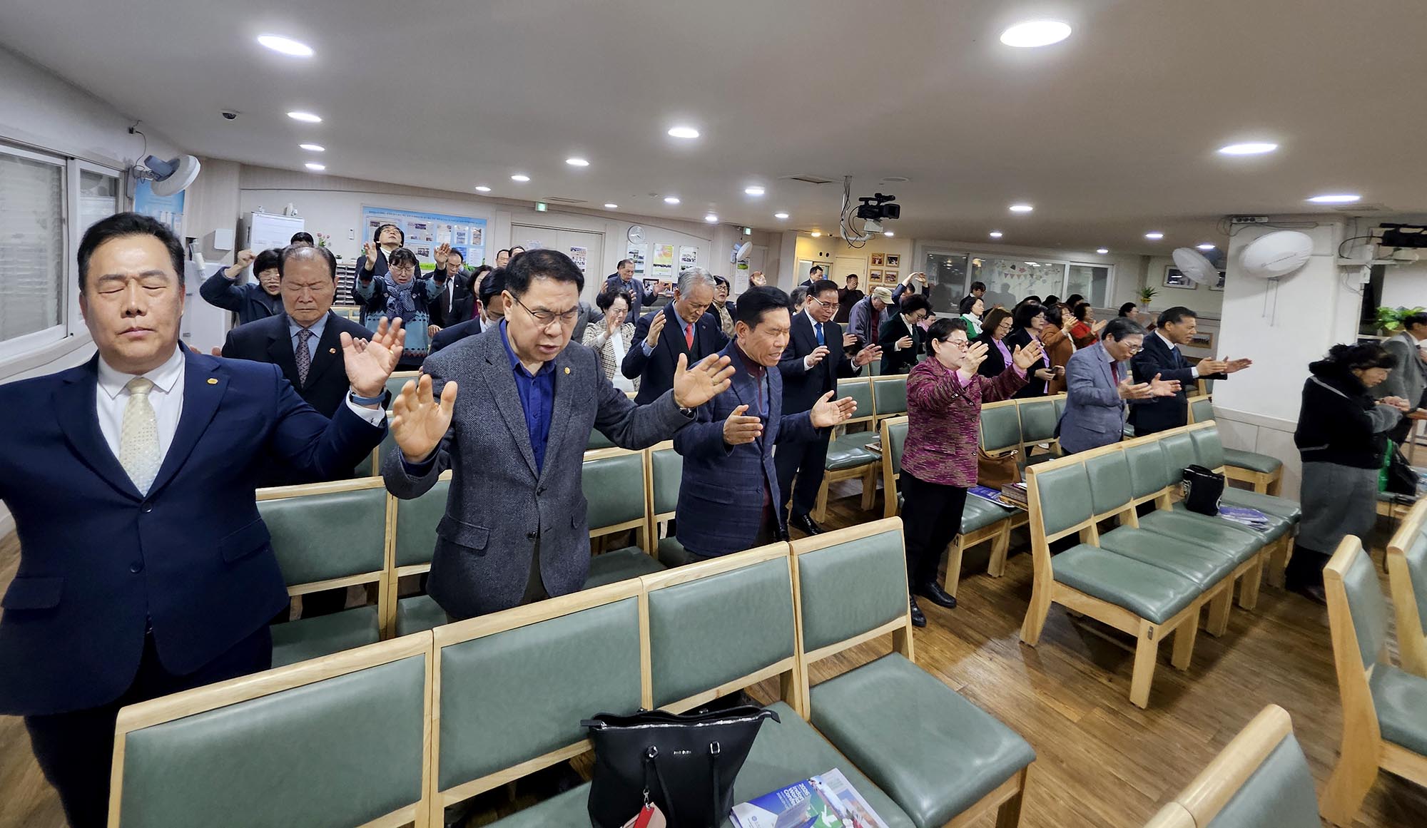 “부천, 2027 8천만 민족복음화대성회 위해 뜨겁게 전진” ▲기도하는 참석자들. ⓒ운동본부