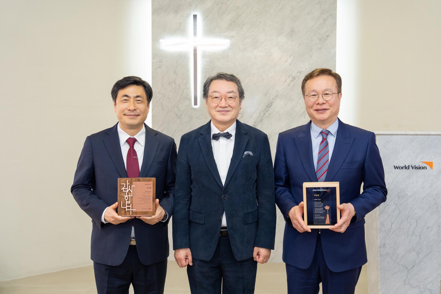 할렐루야교회 김승욱 목사, 월드비전 제6대 이사장 취임 ▲(왼쪽부터) 박노훈 이임 이사장, 조명환 회장, 김승욱 신임 이사장. ⓒ월드비전