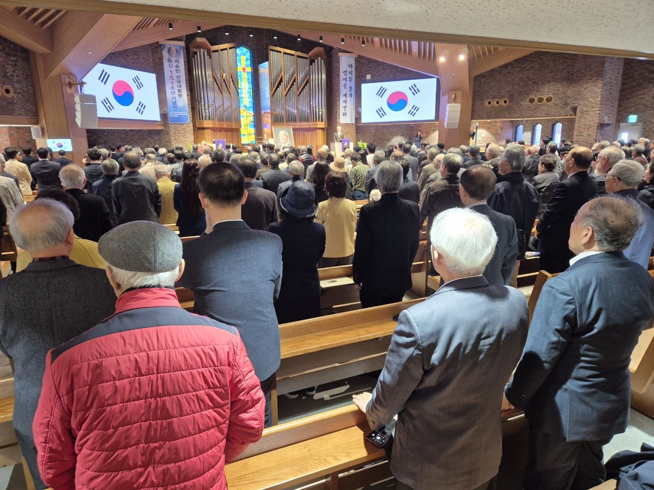 “건국정신 다시 기억해야 할 때”… 이승만 탄신 151주년 기념식 ▲애국가를 부르는 참석자들.