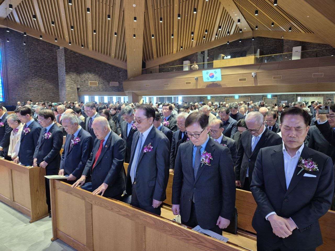 “건국정신 다시 기억해야 할 때”… 이승만 탄신 151주년 기념식 ▲묵념하는 참석자들.