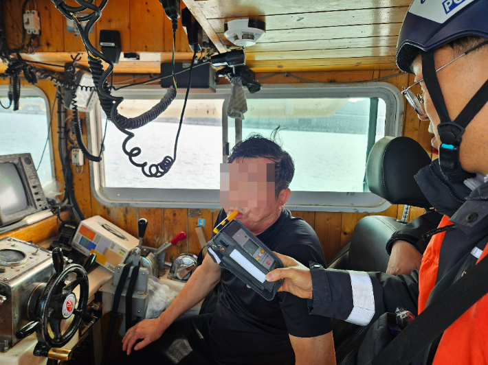 부산 앞바다서 술 먹고 선박 운항한 60대 선장 해경에 적발