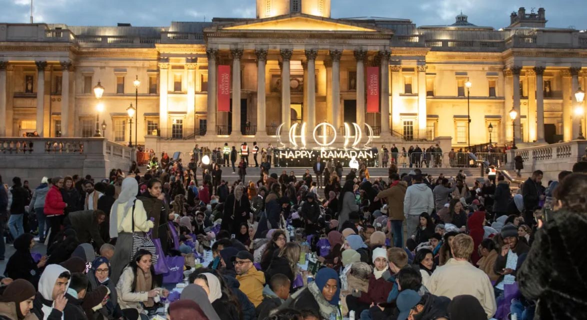 英 트라팔가 광장 내 대규모 이슬람 기도회 논란