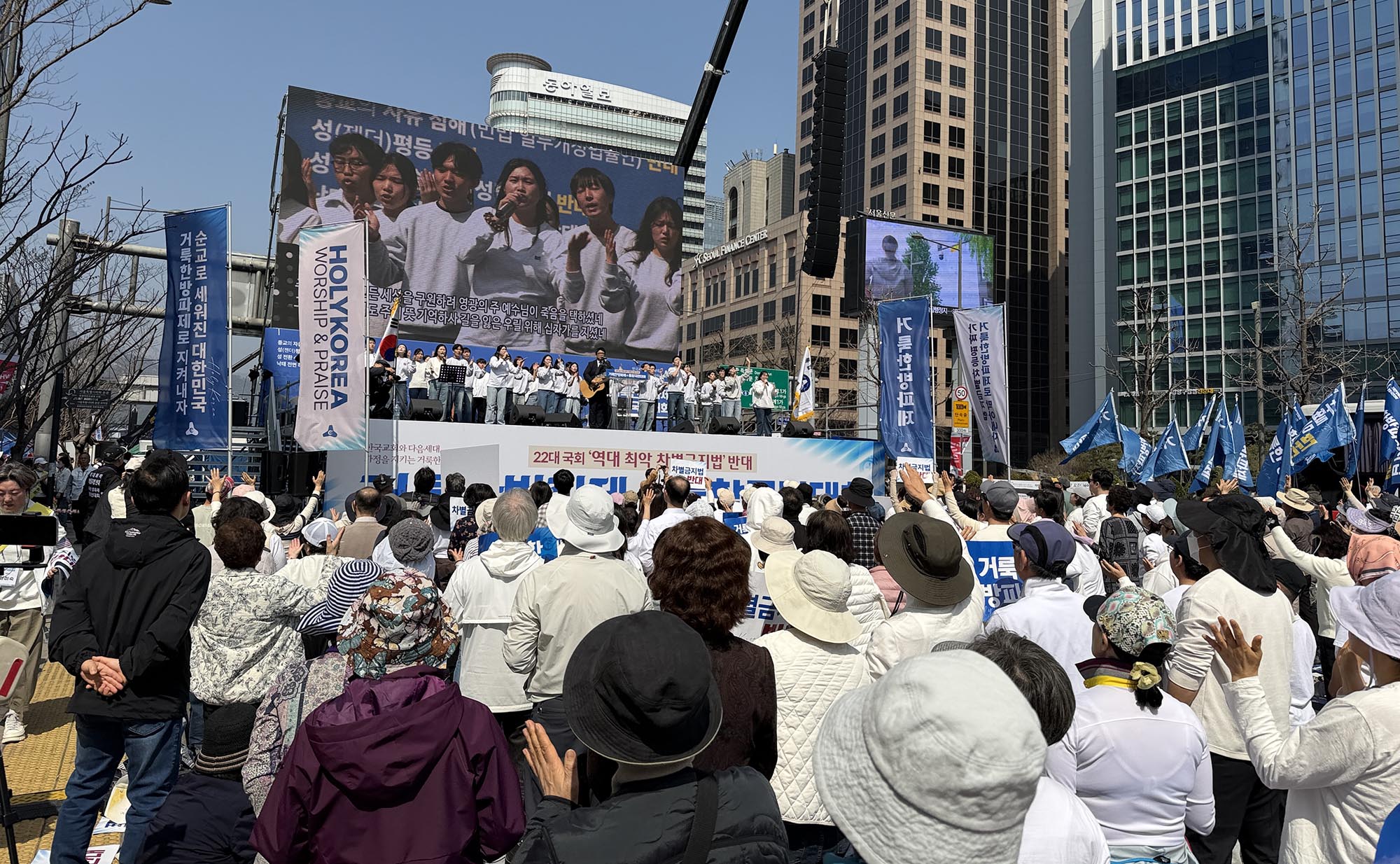 “선으로 악 이겨야… 차별금지법 막는 것, 이 시대 복음운동” ▲집회에서 찬양하는 모습. ⓒ거룩한방파제