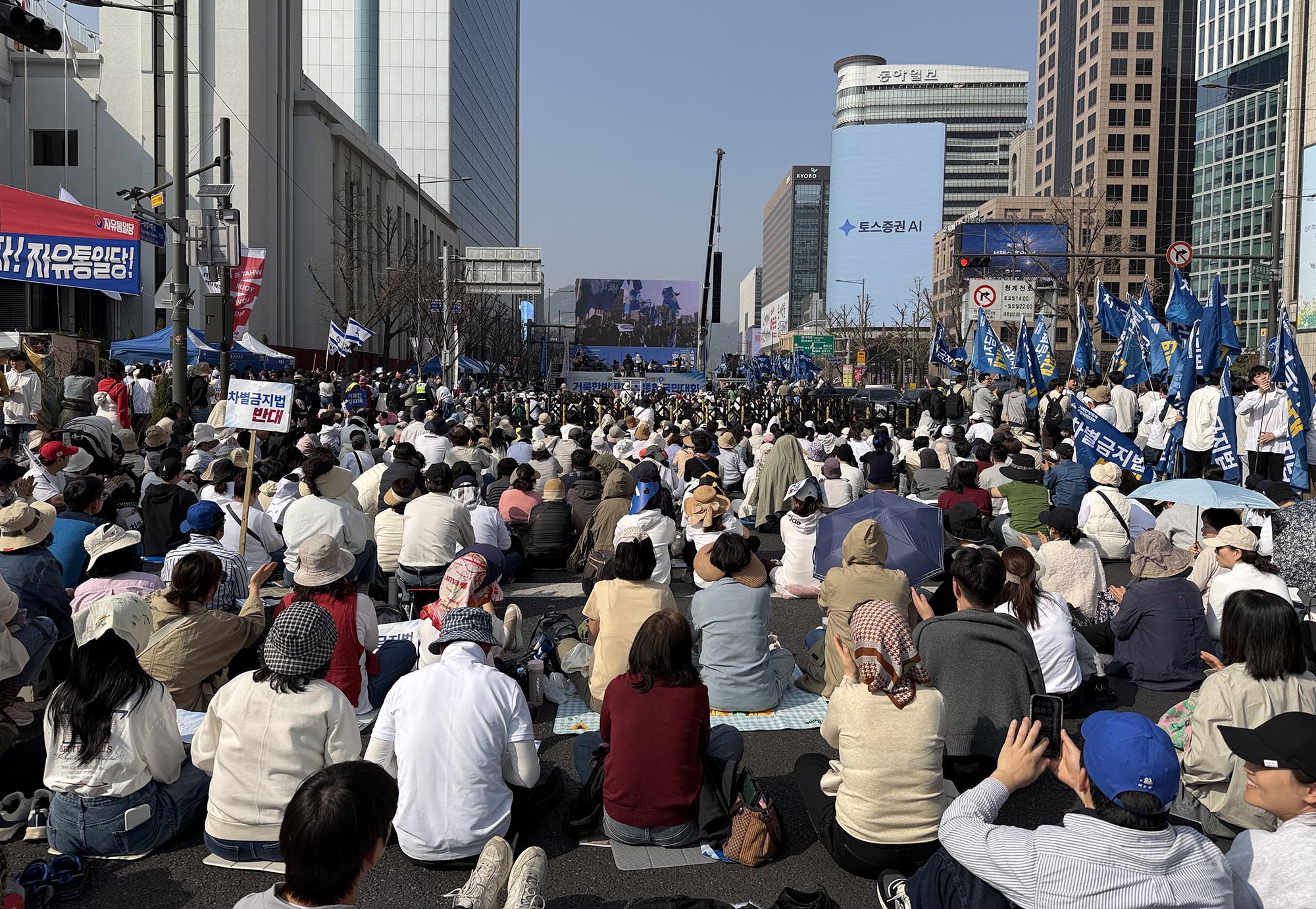 “선으로 악 이겨야… 차별금지법 막는 것, 이 시대 복음운동” ▲참석자들이 기도하고 있다. ⓒ거룩한방파제