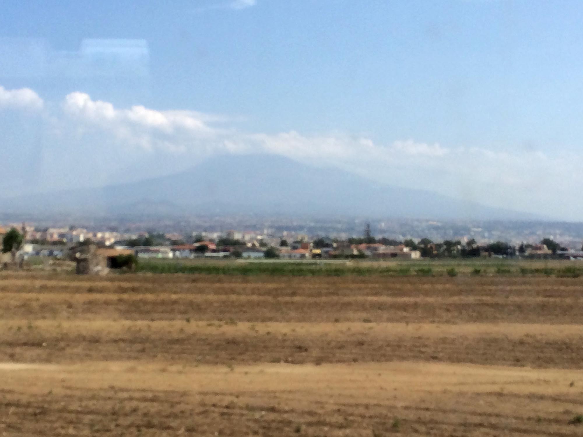 몰타에서 우연히 마주친 ‘사도 바울의 신앙 사상’ 강연 포스터 ▲카타니아 공항에서 멀리 희미하게 보이는 에트나 산.