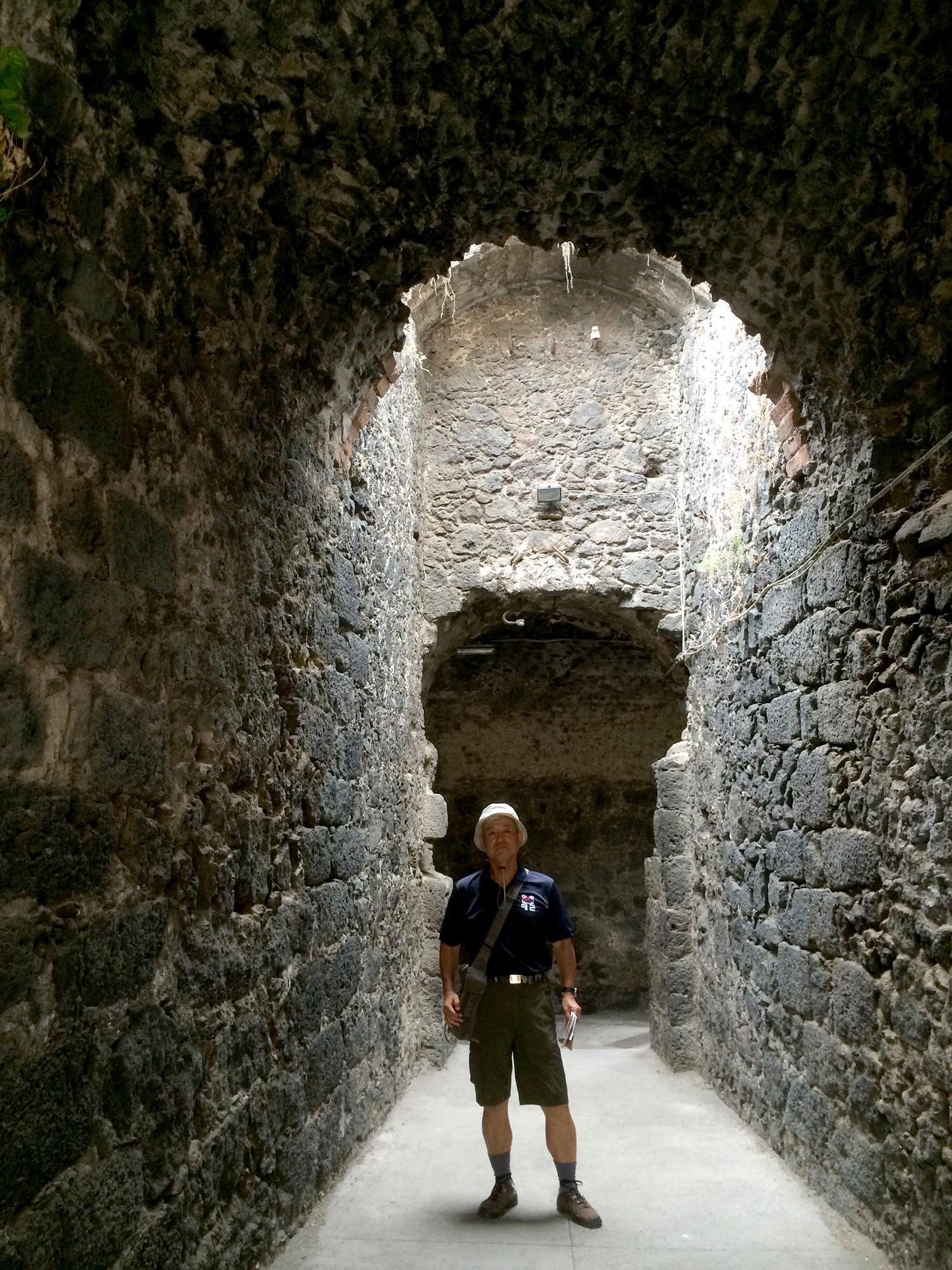 몰타에서 우연히 마주친 ‘사도 바울의 신앙 사상’ 강연 포스터 ▲카타니아의 로마 시대 원형경기장 지하를 방문한 필자.