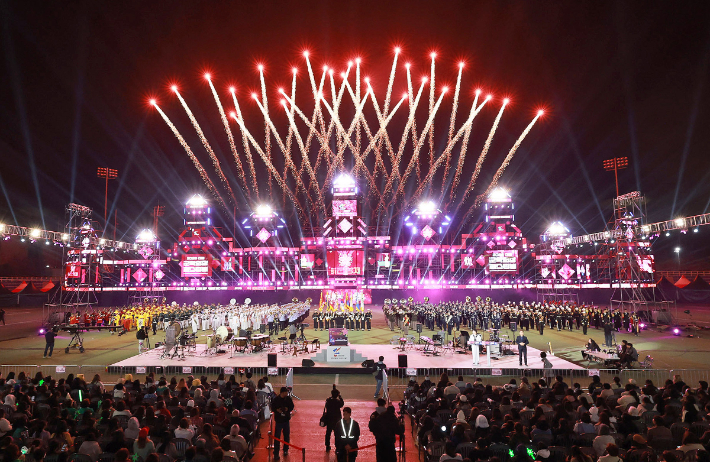 벚꽃 날리며 진해군항제 개막, 봄의 시작을 알리다